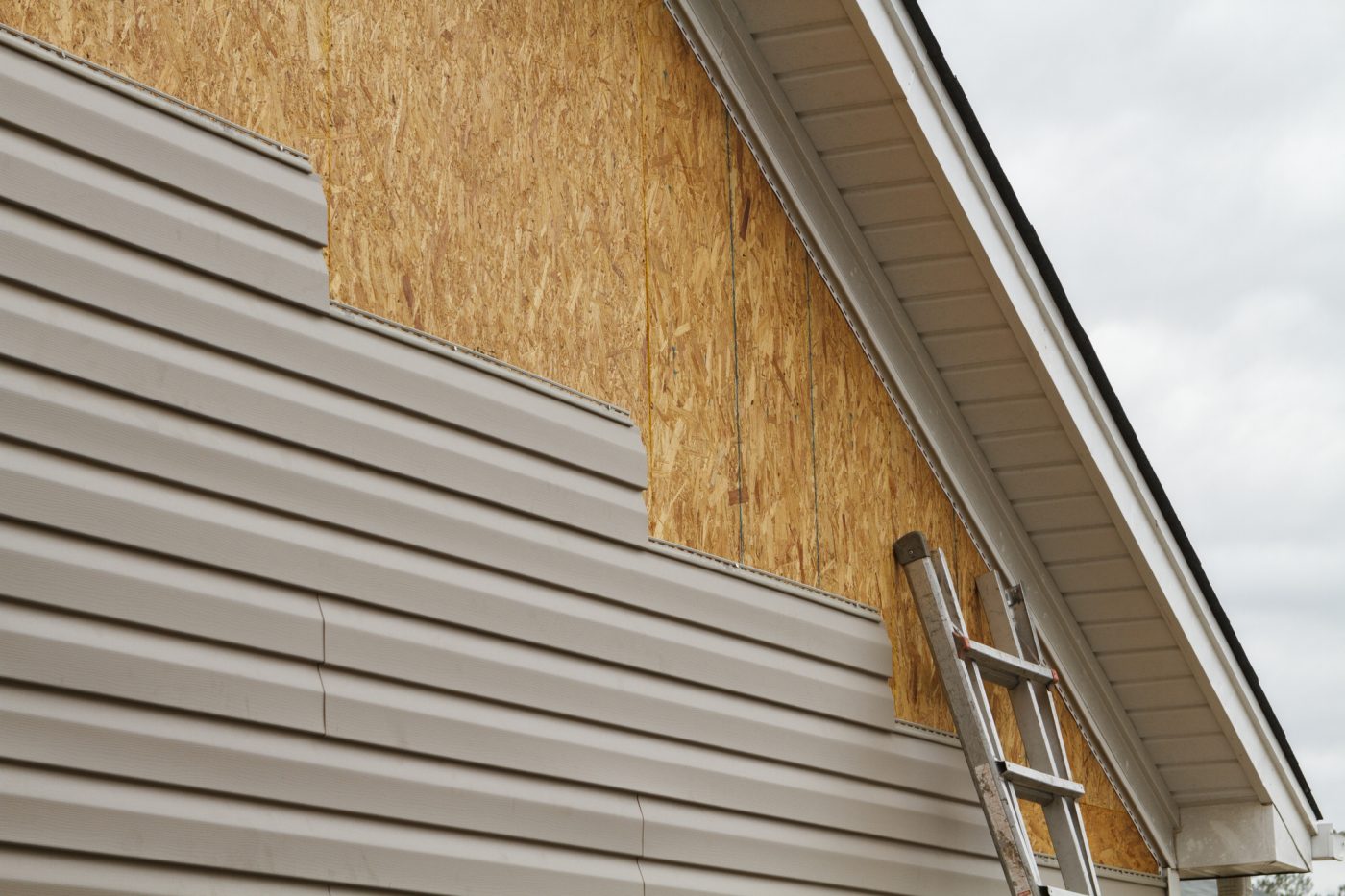 professional vinyl siding being installed on a residential home in the Southeastern USA region